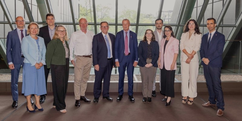EPO President António Campinos and IP Australia Director General Michael Schwager with their respective delegations in Munich